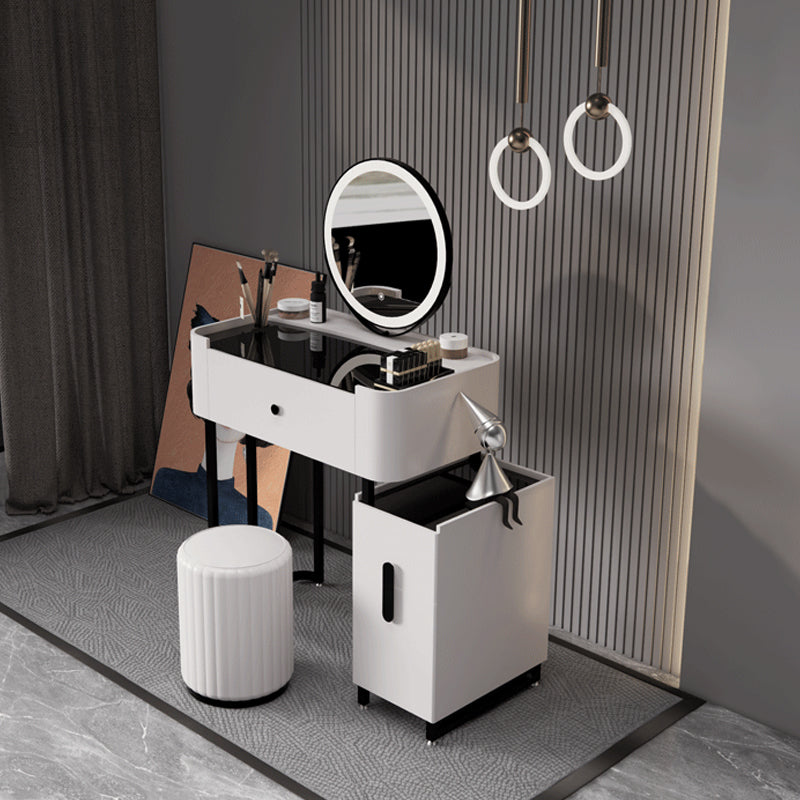 Copeador de maquillaje de cuero moderno de tocador moderno de mediados de siglo con espejo y taburetes