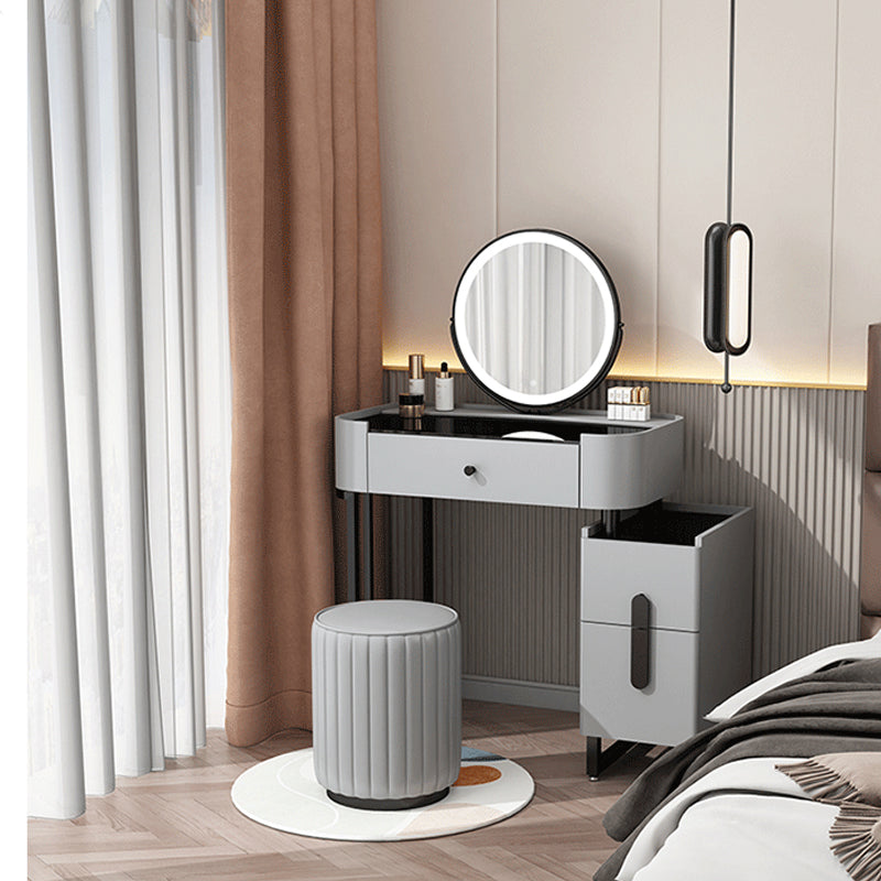 Copeador de maquillaje de cuero moderno de tocador moderno de mediados de siglo con espejo y taburetes