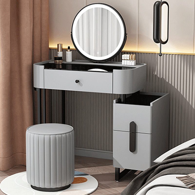 Copeador de maquillaje de cuero moderno de tocador moderno de mediados de siglo con espejo y taburetes