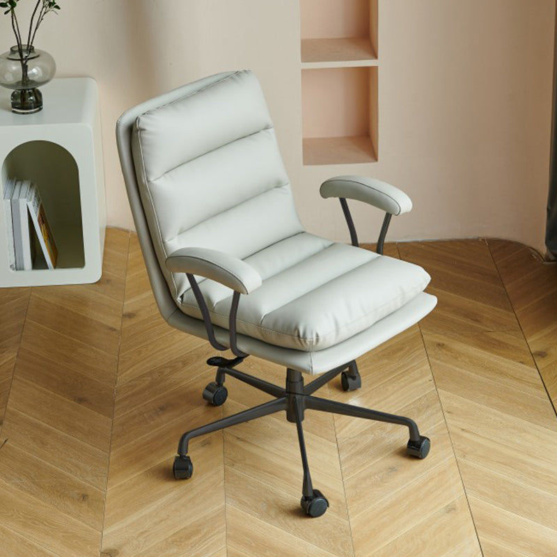 Silla de oficina de armas fija moderna Mecanismo de inclinación de cuero Silla de escritorio ergonómico