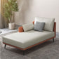 Chaise longue moderna con braccioli incassati e un bracciolo in ecopelle