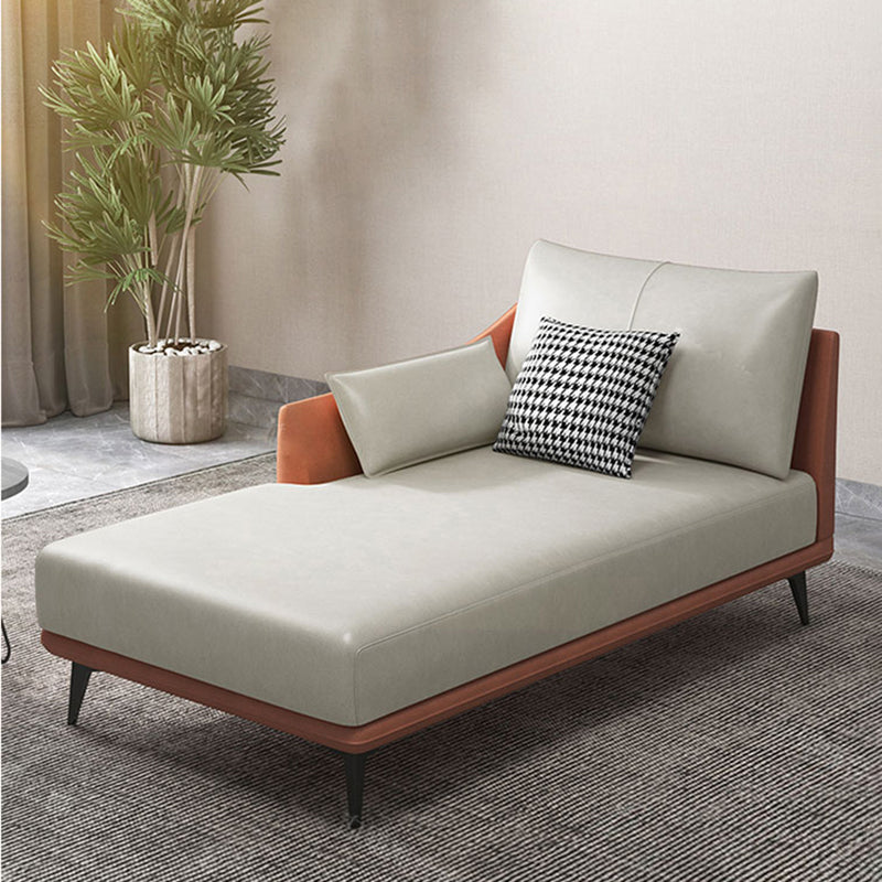 Chaise longue moderna con braccioli incassati e un bracciolo in ecopelle