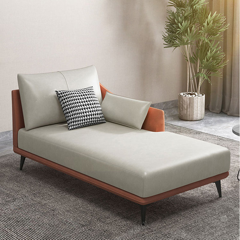 Chaise longue moderna con braccioli incassati e un bracciolo in ecopelle