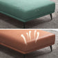 Chaise longue moderna con braccioli incassati e un bracciolo in ecopelle