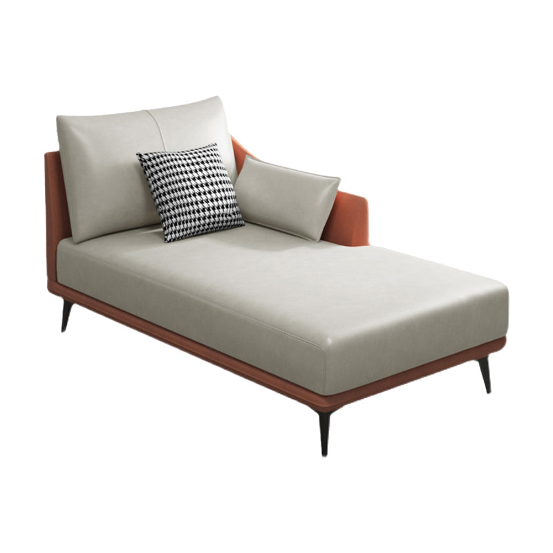 Chaise longue moderna con braccioli incassati e un bracciolo in ecopelle