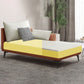 Chaise longue moderna con braccioli incassati e un bracciolo in ecopelle