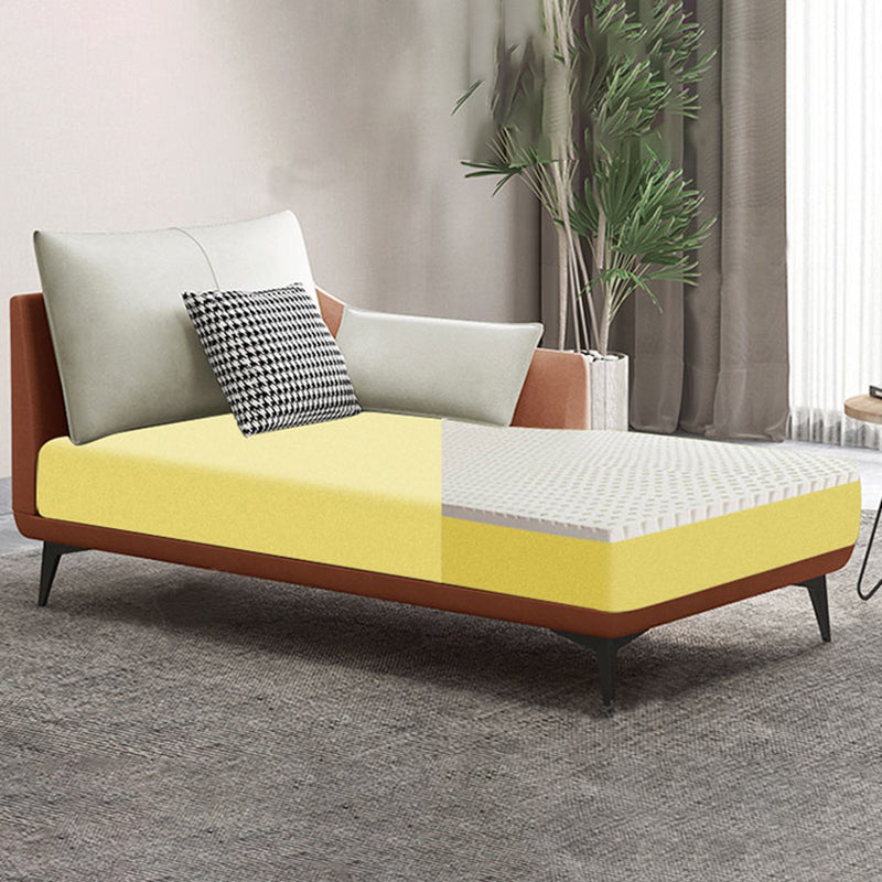 Chaise longue moderna con braccioli incassati e un bracciolo in ecopelle