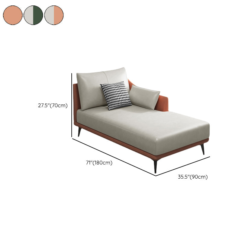 Chaise longue moderna con braccioli incassati e un bracciolo in ecopelle