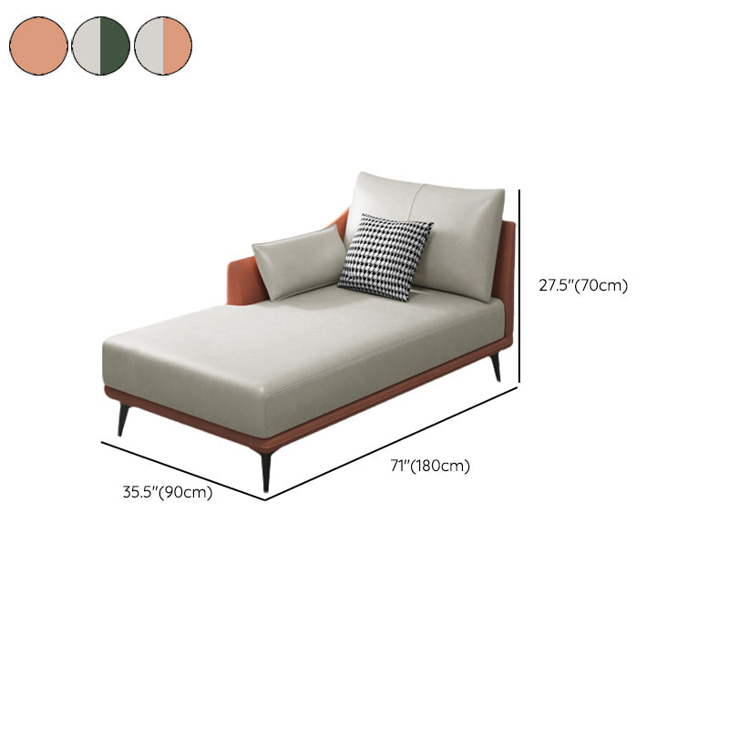 Chaise longue moderna con braccioli incassati e un bracciolo in ecopelle