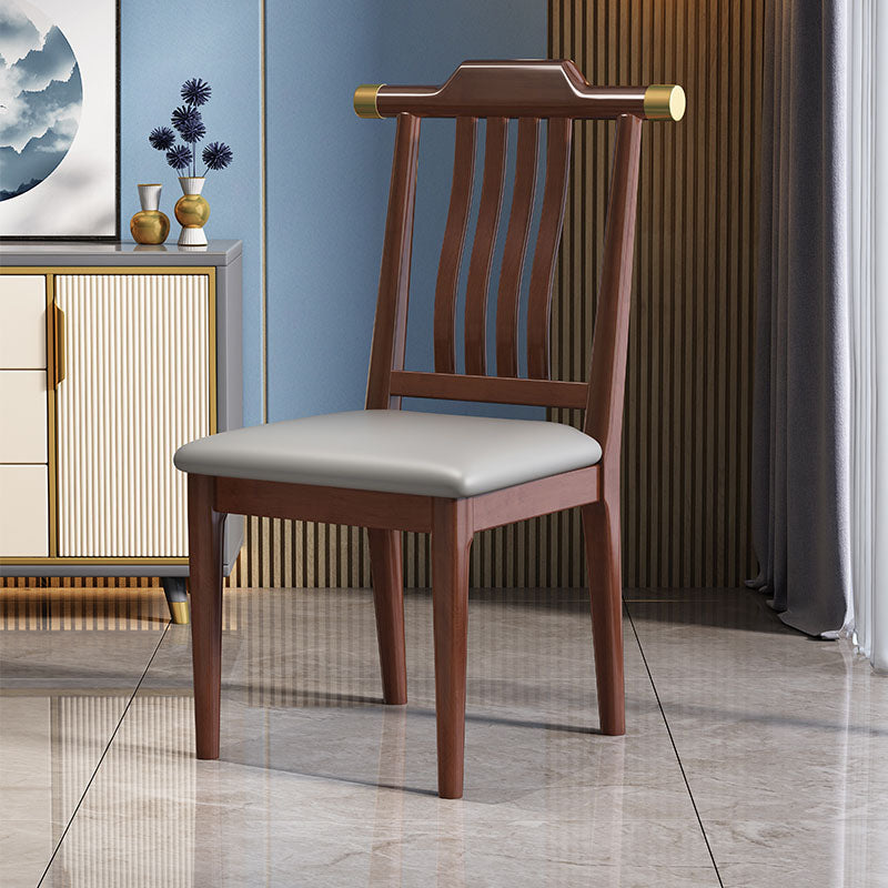 Industriële keuken eetkamerstoel massief houten lat achter armloze stoel