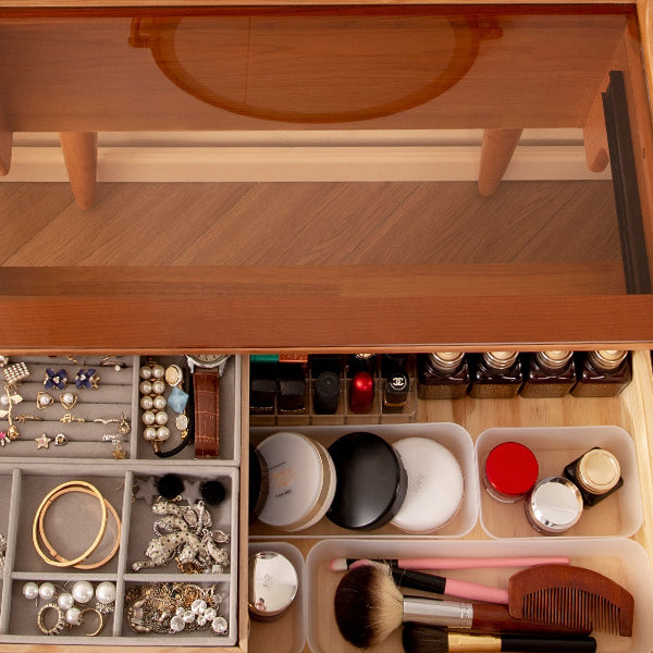 Modern Mirrored Glass Drawers Make-up Vanity with Storage for Bedroom Clearhalo 'Bedroom Furniture' 'furn' 'furn_makeup_vanities' 'Furniture' 'Makeup Vanities' 'makeup_vanities' 7237944