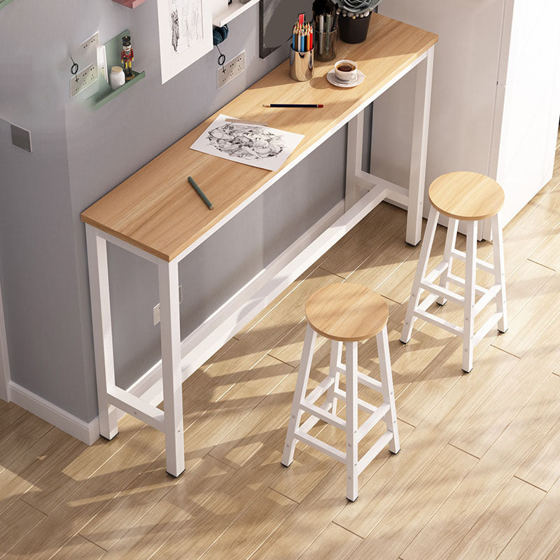 Tavolo da bar per finiture opache finte in finto legno.