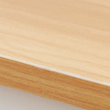 Tavolo da bar per finiture opache finte in finto legno.