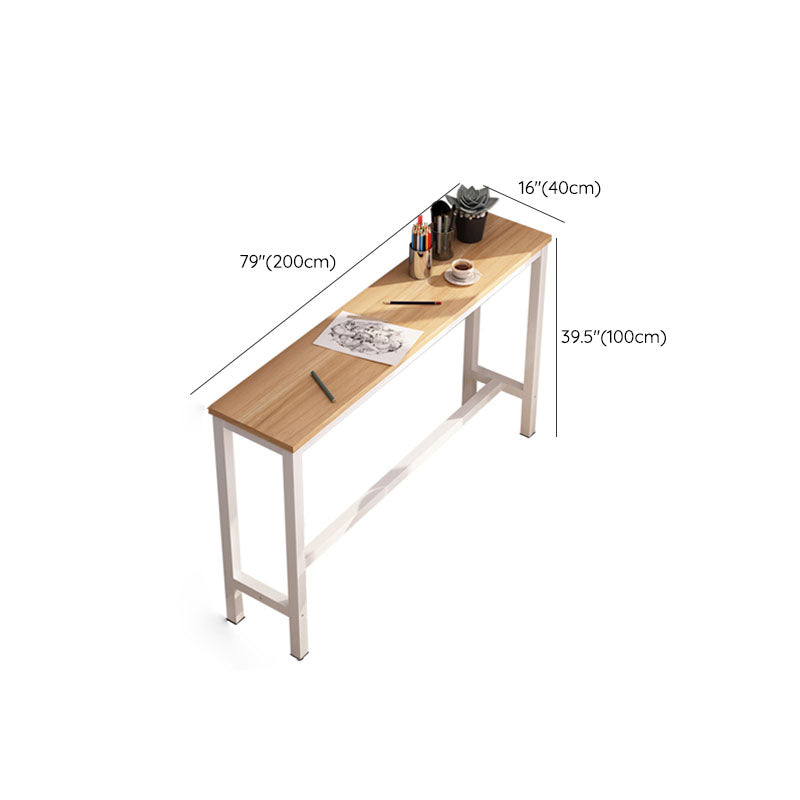 Tavolo da bar per finiture opache finte in finto legno.