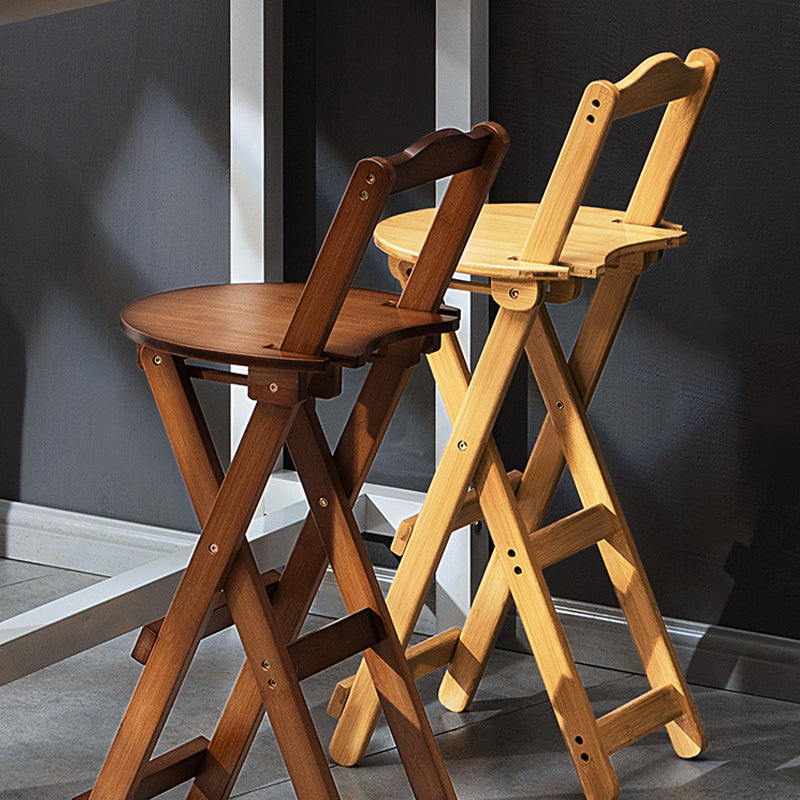 Sgabelli da bar per interni contemporanei in legno.