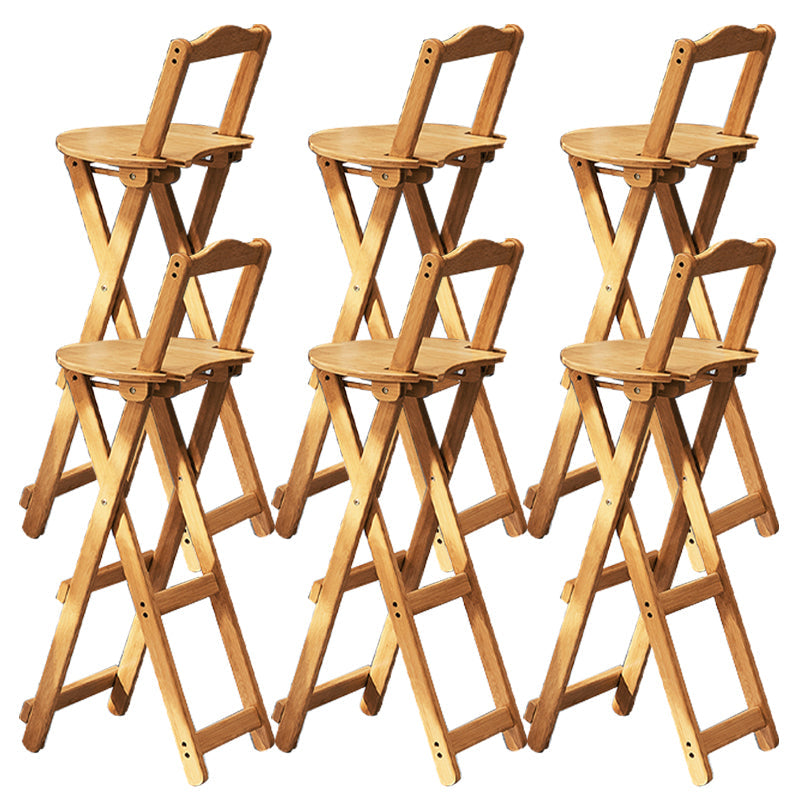 Sgabelli da bar per interni contemporanei in legno.