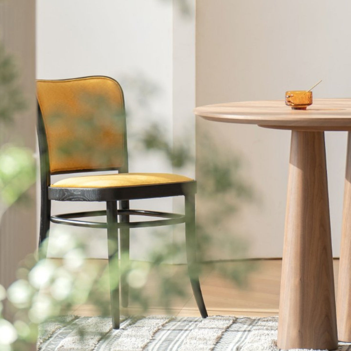 Silla de silla sin brazo tapizada moderna silla lateral de comedor de madera maciza