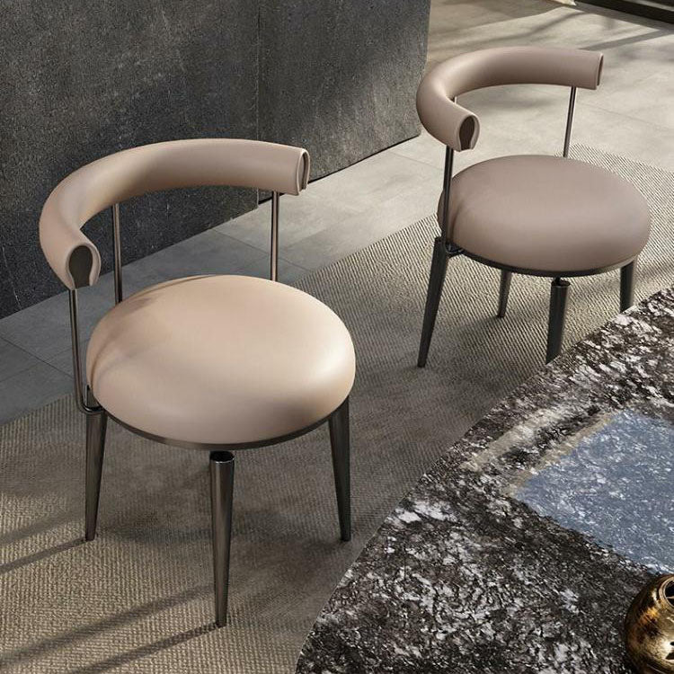 Silla de brazo tapizada estilo glamour de comedor abierto con patas de metal