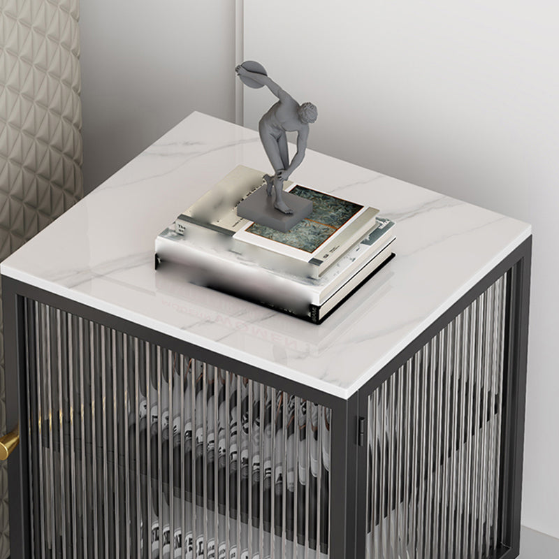 Comodino di accento metallico mobile contemporaneo con porta