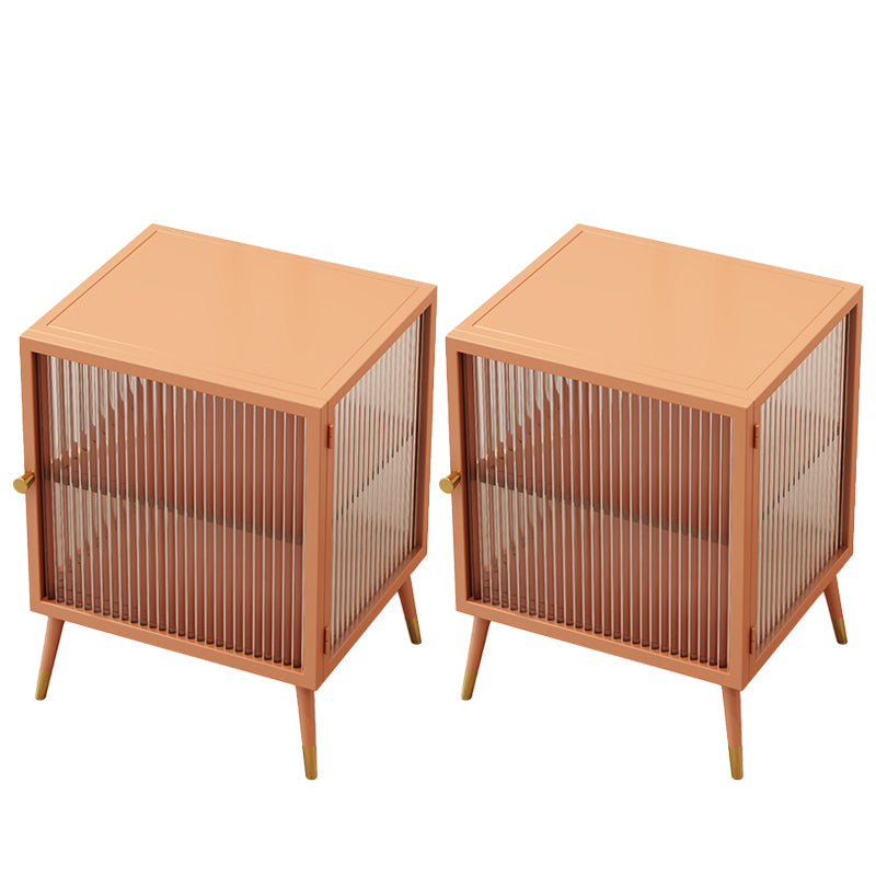 Comodino di accento metallico mobile contemporaneo con porta