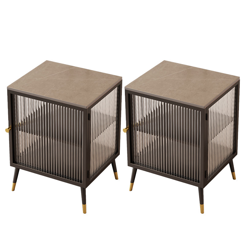 Comodino di accento metallico mobile contemporaneo con porta