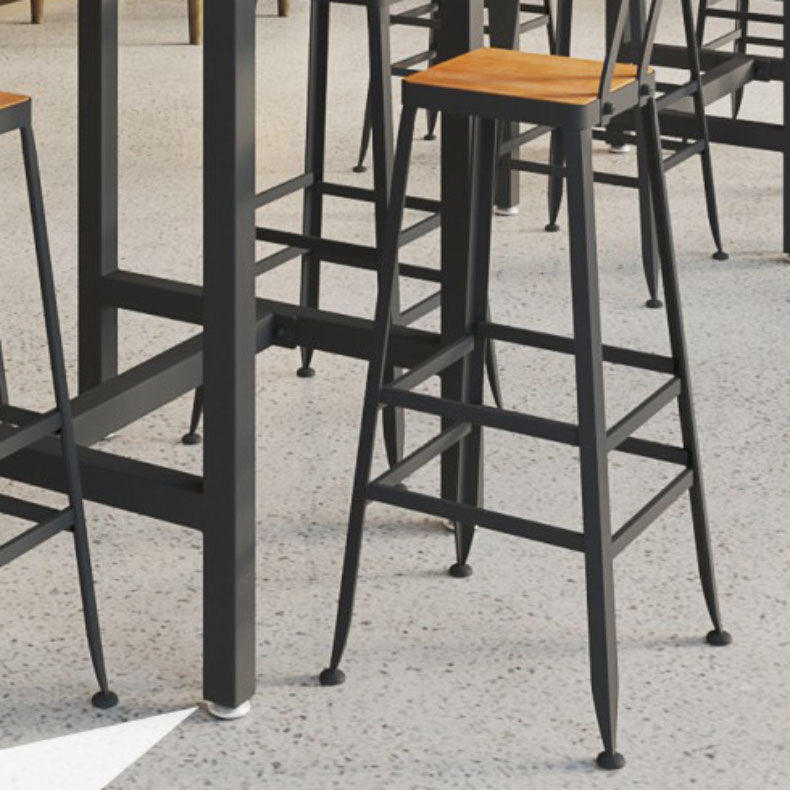 黒いベースの産業金属製のバースツール低腰のバースツール