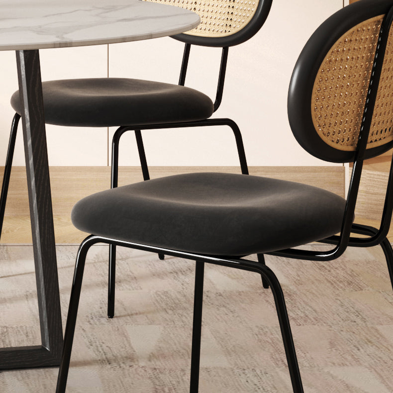 Moderne eenvoudige zijstoel gestoffeerde eetkamerstoel met metalen basis voor keuken