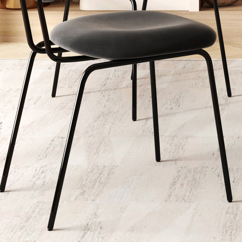 Moderne eenvoudige zijstoel gestoffeerde eetkamerstoel met metalen basis voor keuken