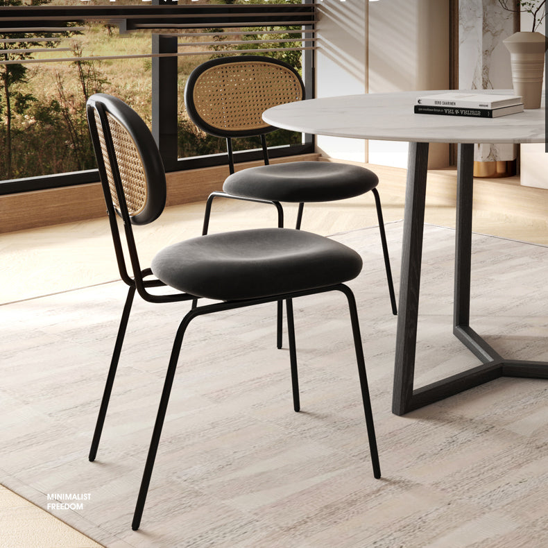 Moderne eenvoudige zijstoel gestoffeerde eetkamerstoel met metalen basis voor keuken