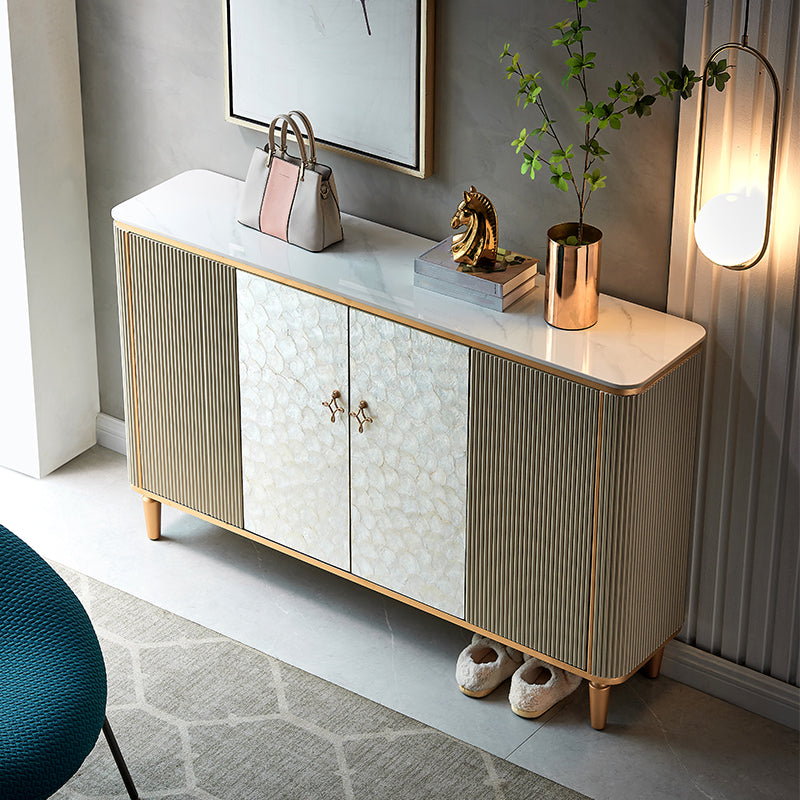 Gli armadietti della credenza glam includevano supporto a buffet con spazio per la sala da pranzo