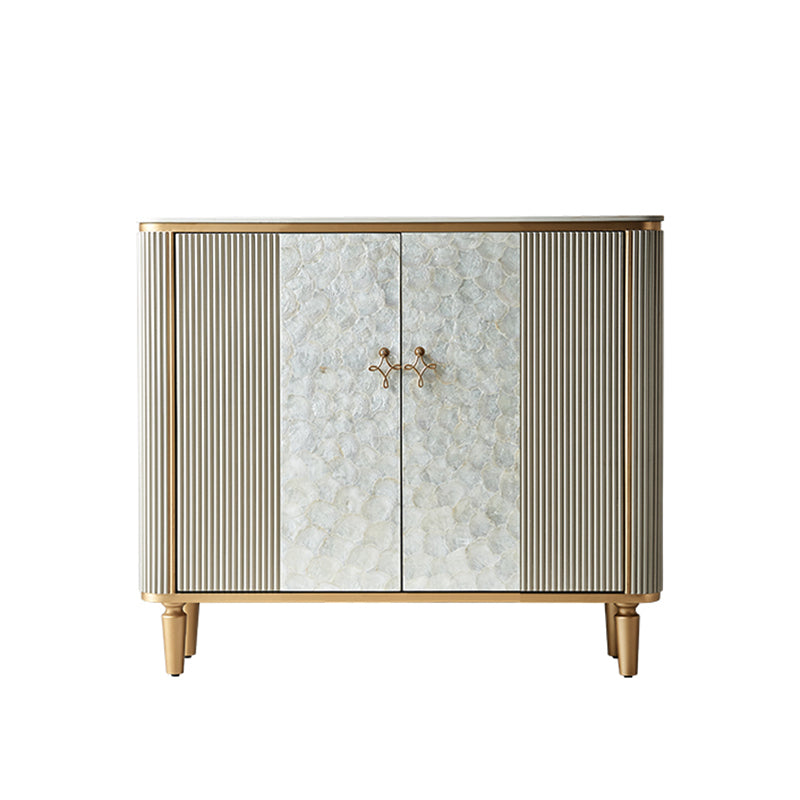 Gli armadietti della credenza glam includevano supporto a buffet con spazio per la sala da pranzo