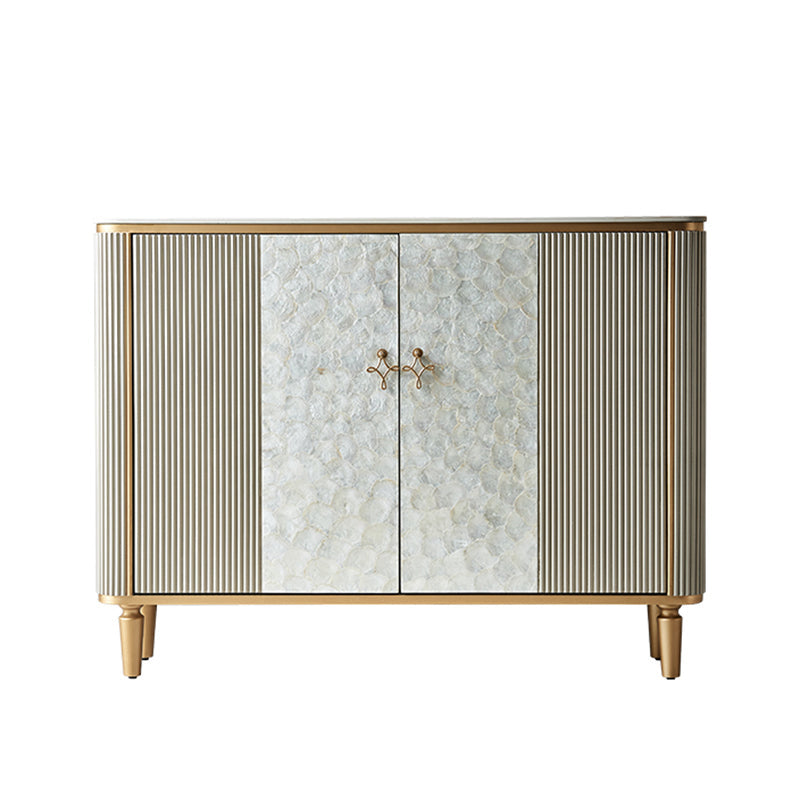 Gli armadietti della credenza glam includevano supporto a buffet con spazio per la sala da pranzo