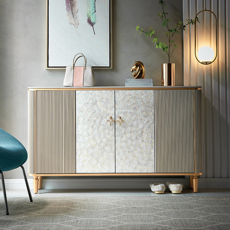 Gli armadietti della credenza glam includevano supporto a buffet con spazio per la sala da pranzo