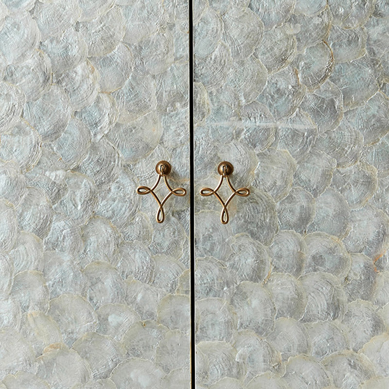 Gli armadietti della credenza glam includevano supporto a buffet con spazio per la sala da pranzo