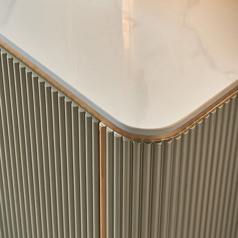 Gli armadietti della credenza glam includevano supporto a buffet con spazio per la sala da pranzo