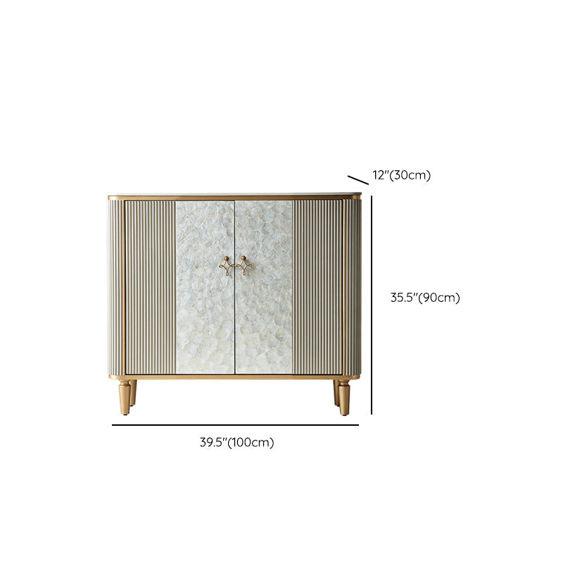 Gli armadietti della credenza glam includevano supporto a buffet con spazio per la sala da pranzo