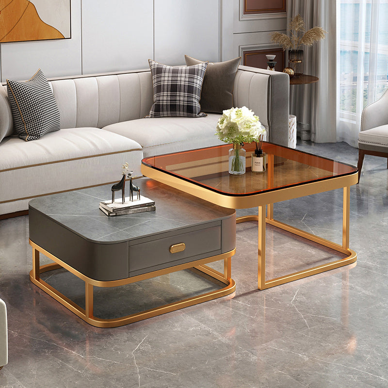 Moderne salontafel met glazen blad en vierkante nestbare salontafelset