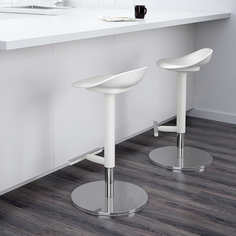 白いバースツール調整可能な高さのスイベルダイニングスツールと金属ベース
