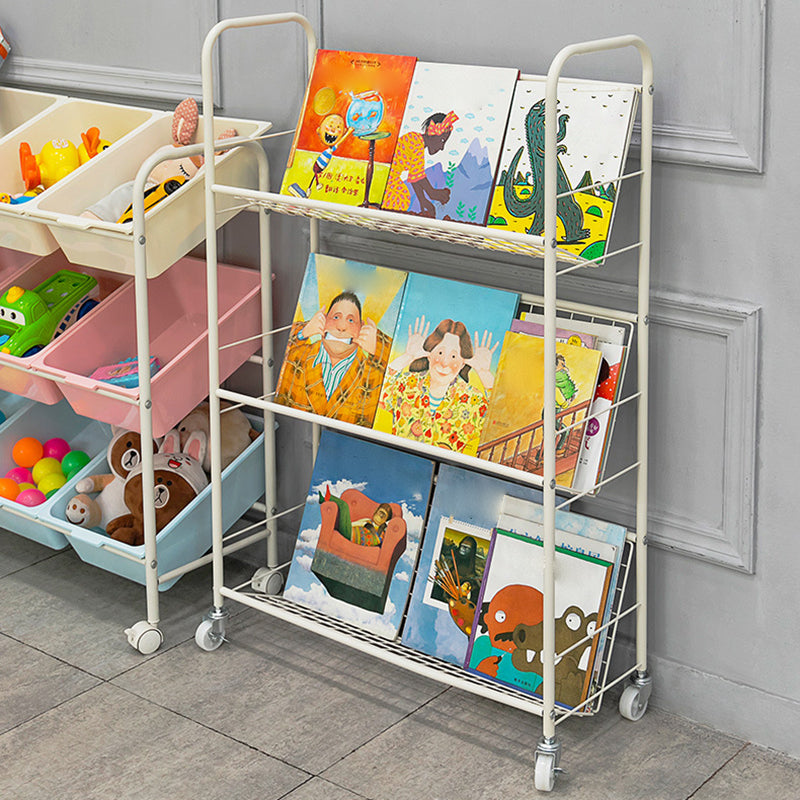 現代の標準的な本棚メタルオープンバックブックシェルフが棚にあります