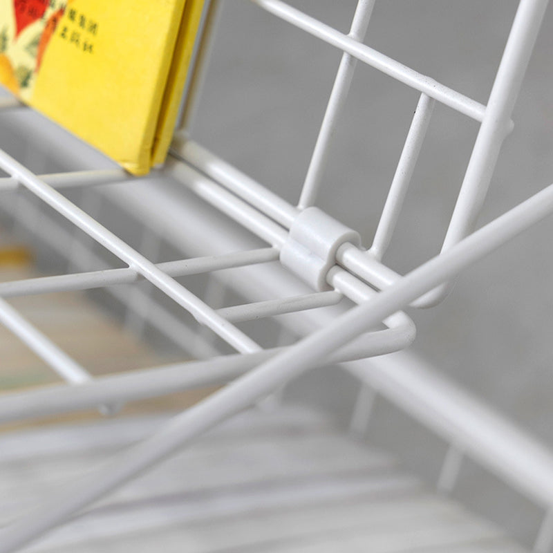 現代の標準的な本棚メタルオープンバックブックシェルフが棚にあります