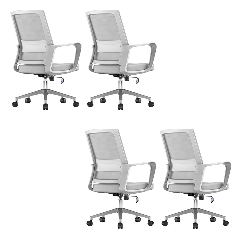 モダンスライド椅子の傾きメカニズムホイール付きの悲惨な人間工学に基づいた椅子