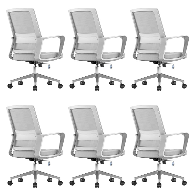 モダンスライド椅子の傾きメカニズムホイール付きの悲惨な人間工学に基づいた椅子