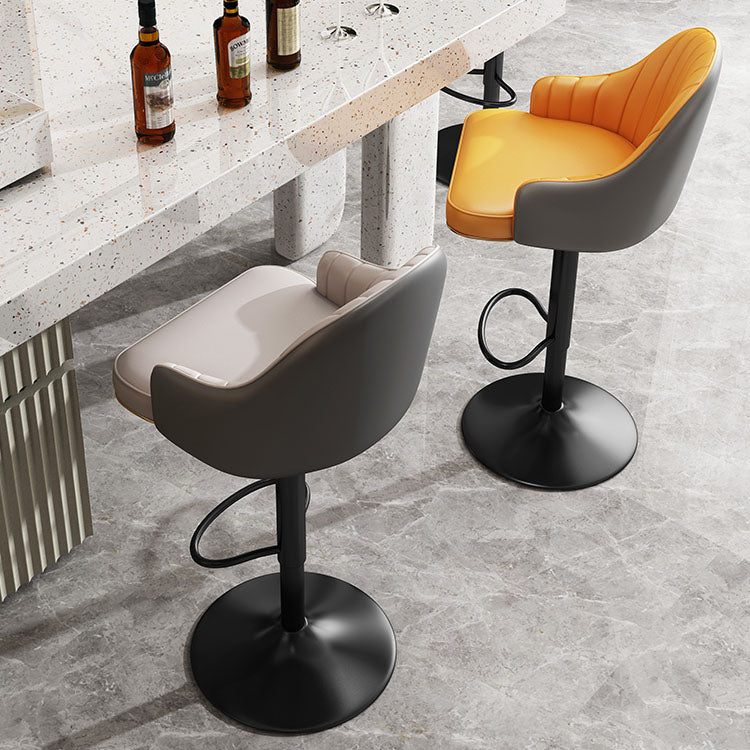 Tabourets de bar en faux cuir de style glam