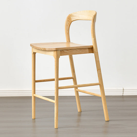 Contropiede in stile industriale con bancone a poggiapiedi in legno massiccio per ristorante