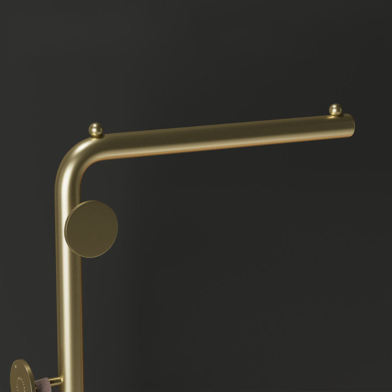 Luxuriöser Kleiderregal Metallmetallfarbkleiderregal mit Marmorboden