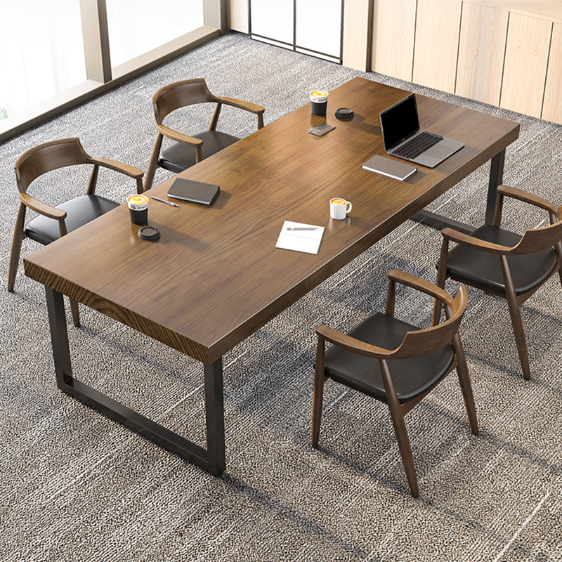 Bureau de bureau en bois massif Base d'écriture rectangulaire avec des jambes en fer