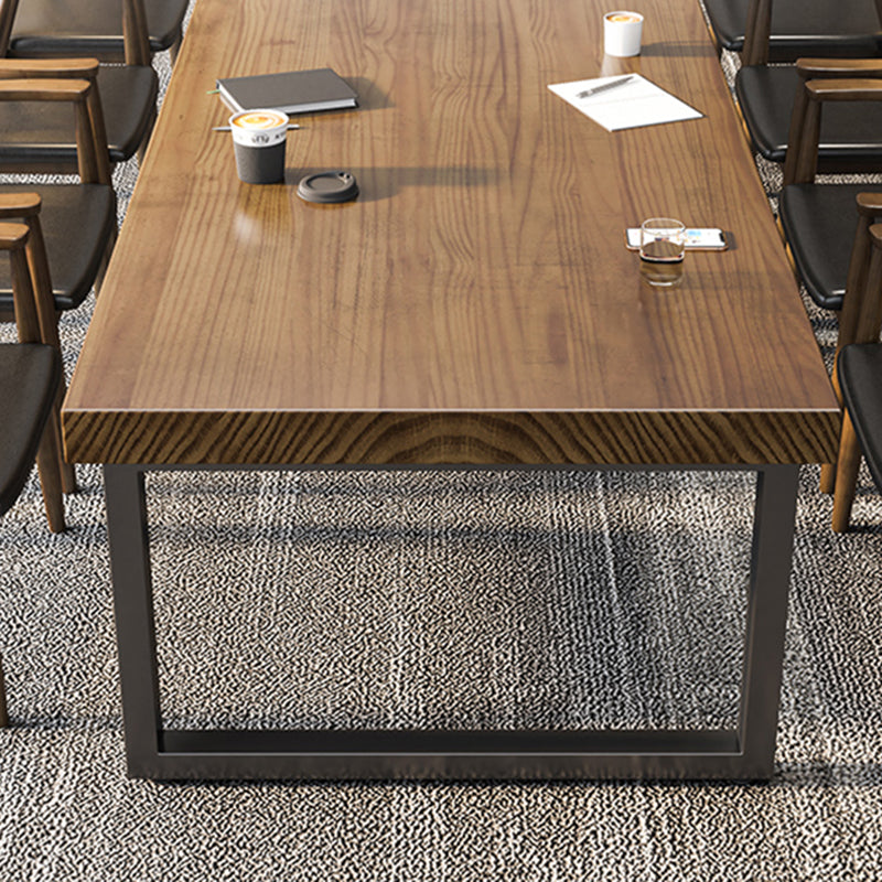 Bureau de bureau en bois massif Base d'écriture rectangulaire avec des jambes en fer