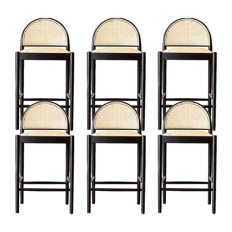 Sgabello da bar per vocuole in legno massiccio contemporaneo con poggiapiedi