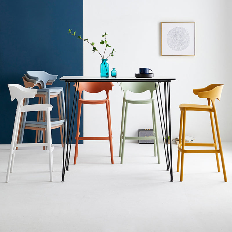 Bassista da barra da barra da barra da bar contemporanee.