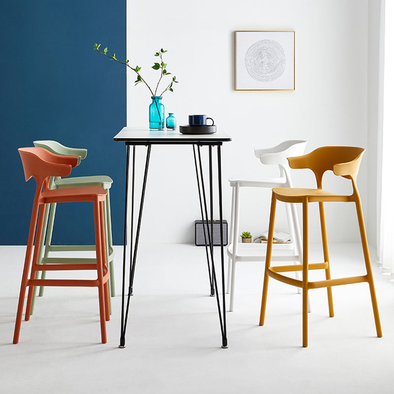 Bassista da barra da barra da barra da bar contemporanee.